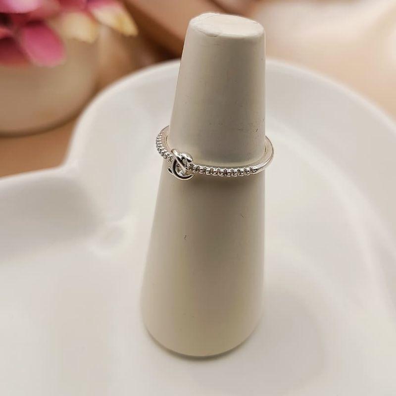 ANEL CRAVEJADO EM MICRO ZIRCONIA COM SIMBOLO DA CHANNEL LISO NO MEIO