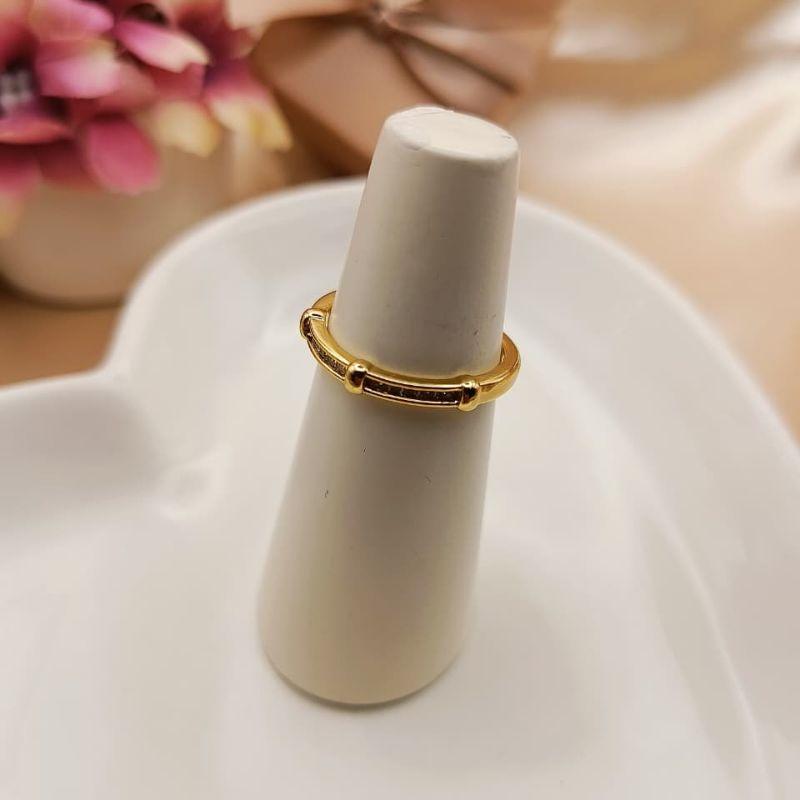 ANEL CRAVEJADO EM MICRO ZIRCONIA QUADRADA E 3 PONTOS DIVIDINDO