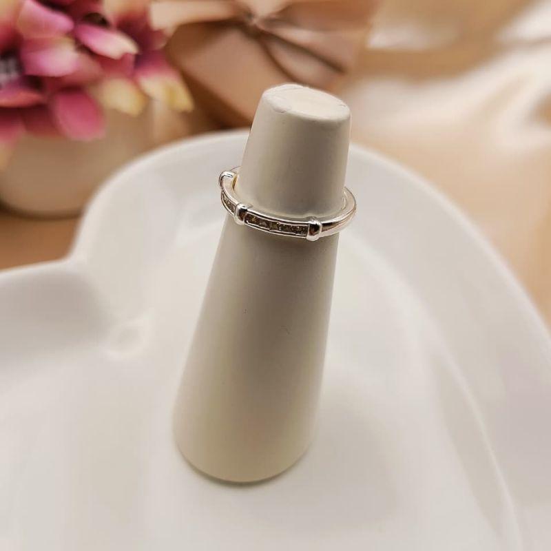 ANEL CRAVEJADO EM MICRO ZIRCONIA QUADRADA E 3 PONTOS DIVIDINDO