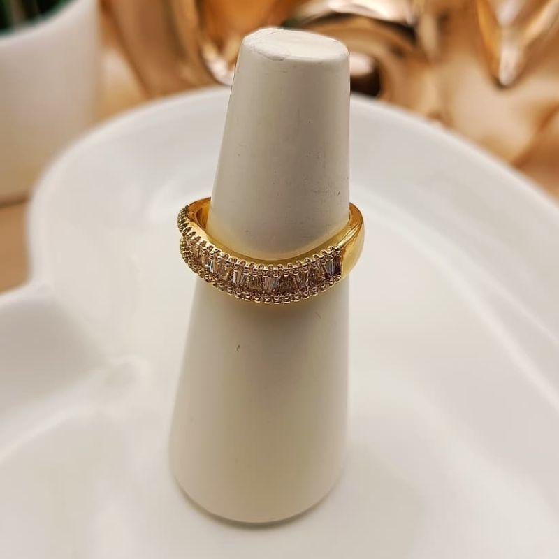 ANEL CURVADO COM PEDRAS DE MICRO ZIRCONIA TRIANGULAR