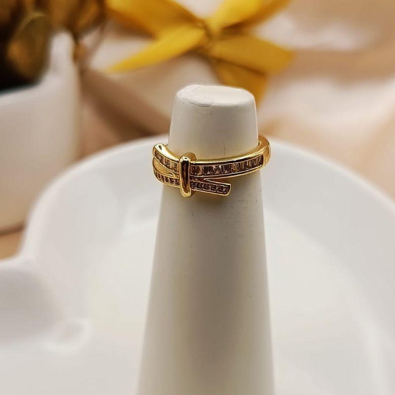 ANEL DESENCONTRO COM CRAVEJADO EM MICRO ZIRCONIA RETANGULAR E REDONDAS