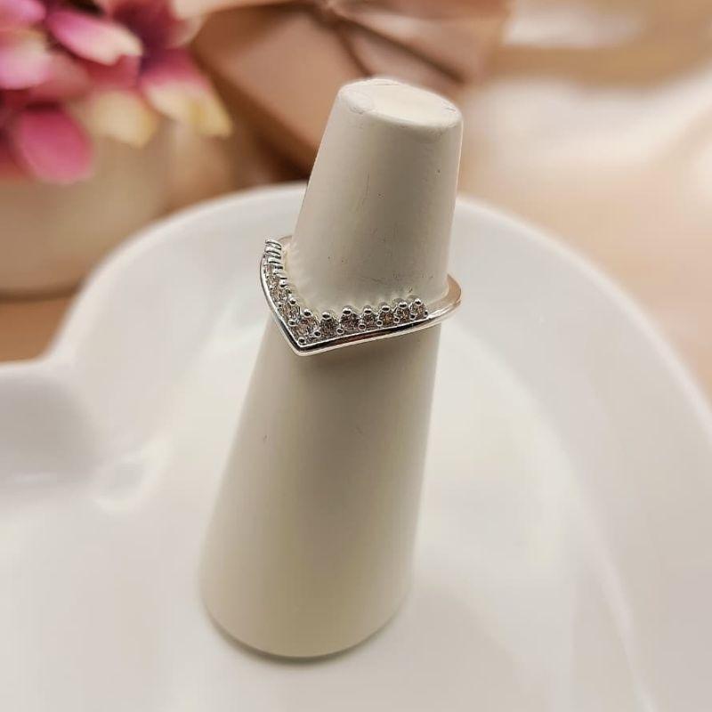 ANEL EM FORMA DE V ABERTO CRAVEJADO EM MICRO ZIRCONIA