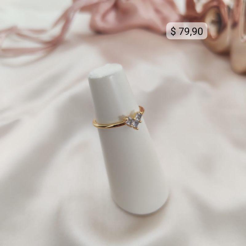 ANEL LISO COM 3 PEDRA DE ZIRCONIA FORMANDO UM CORAÇÃO