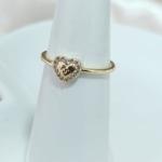 ANEL LISO COM CORAÇÃO CRAVEJADO SÓ AO REDOR ZIRCONIA E CRUZ NO MEIO