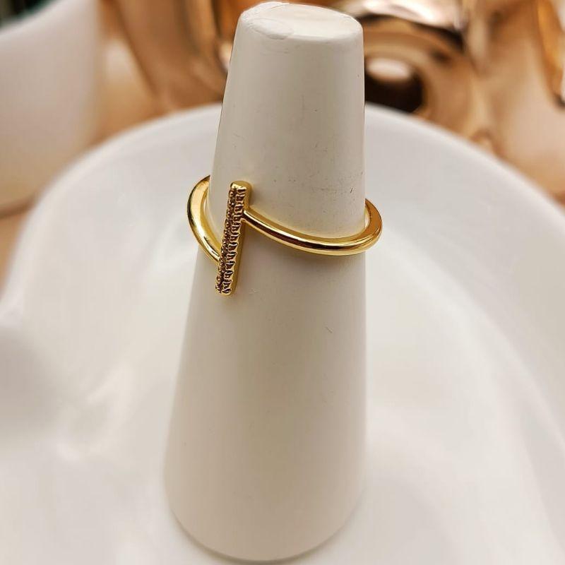 ANEL LISO COM RETA MENOR CRAVEJADO EM MICRO ZIRCONIA