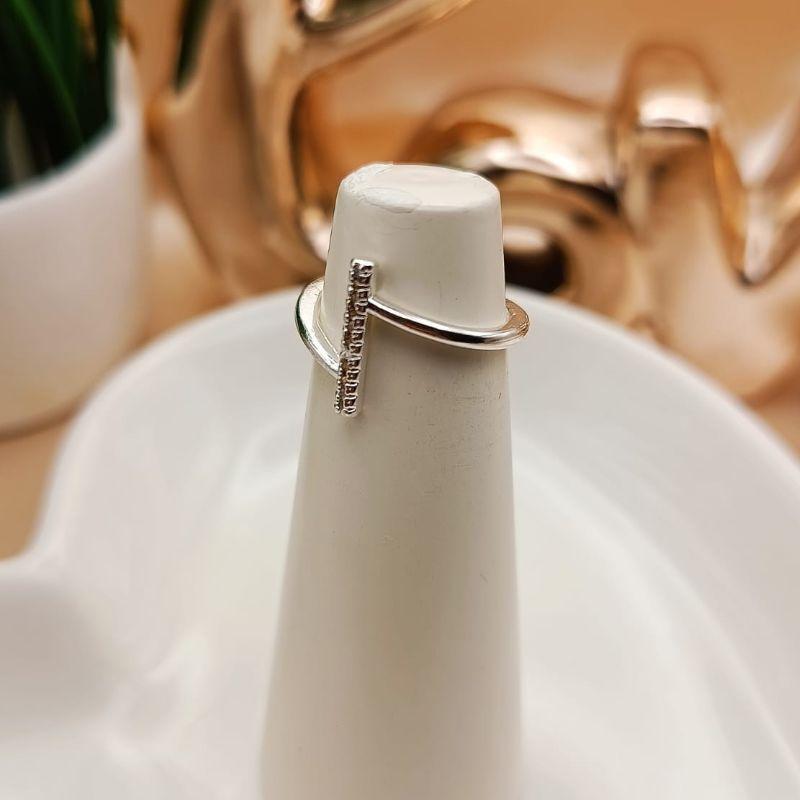 ANEL LISO COM RETA MENOR CRAVEJADO EM MICRO ZIRCONIA