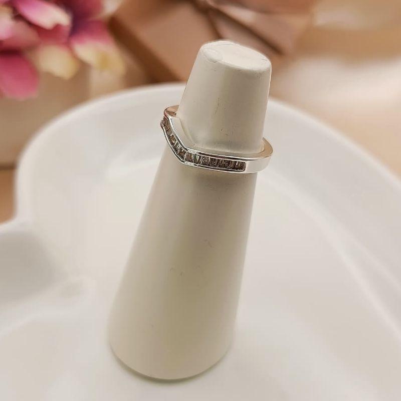 ANEL ONDULADO COM PEDRAS DE ZIRCONIA QUADRADA