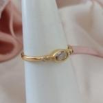 ANEL PEDRA OVAL ZIRCONIA E PEDRAS DOS LADOS REDONDAS ZIRCONIA