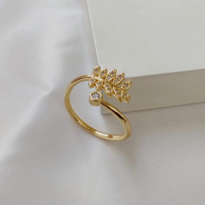 ANEL REGULAVEL COM FOLHAGEM E PONTO DE LUZ CRAVEJADO EM MICRO ZIRCONIA