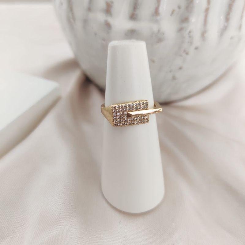 ANEL RETANGULAR CRAVEJADO ZIRCONIA E DATALHE RETO LISO