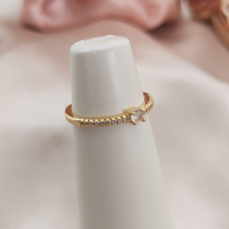 ANEL SOLITARIO COM PEDRA MINI E CRAVEJADO EM MICRO ZIRCONIA
