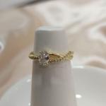 ANEL SOLITARIO PEDRA OVAL DUPLO LATERAL LISO E ZIRCONIA