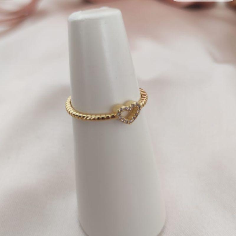 ANEL TODO DETALHADO COM CORAÇÃO VAZADO E CRAVEJADO EM MICRO ZIRCONIA