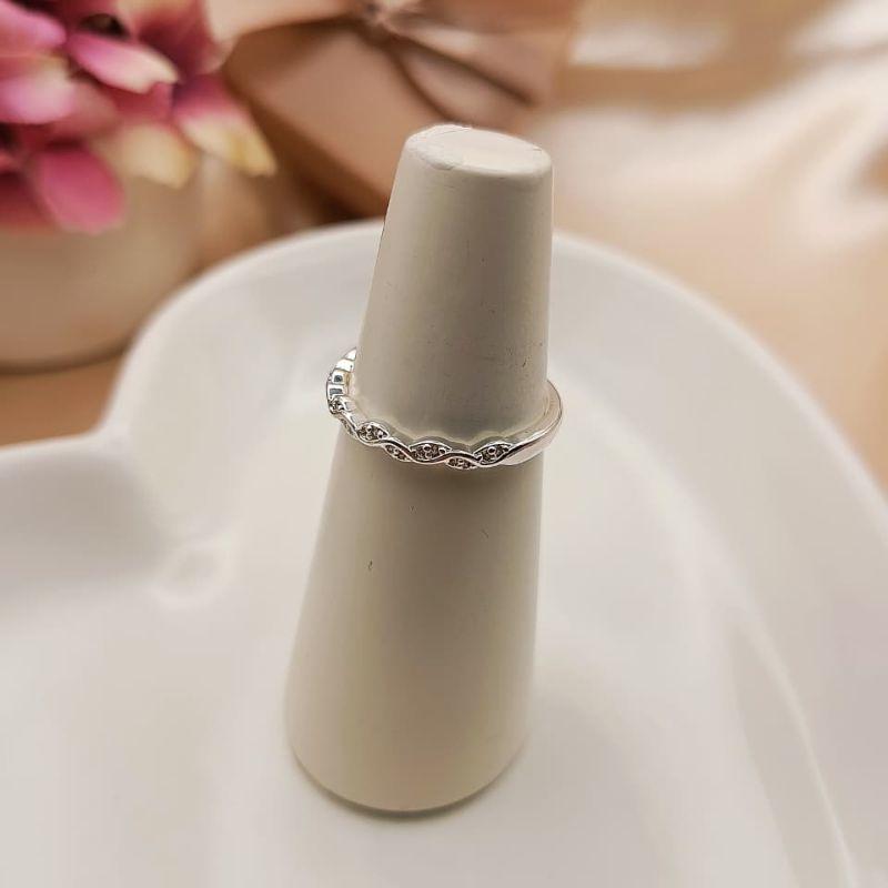 ANEL TORCIDO CRAVEJADO EM MICRO ZIRCONIA E FIO LISO POR CIMA