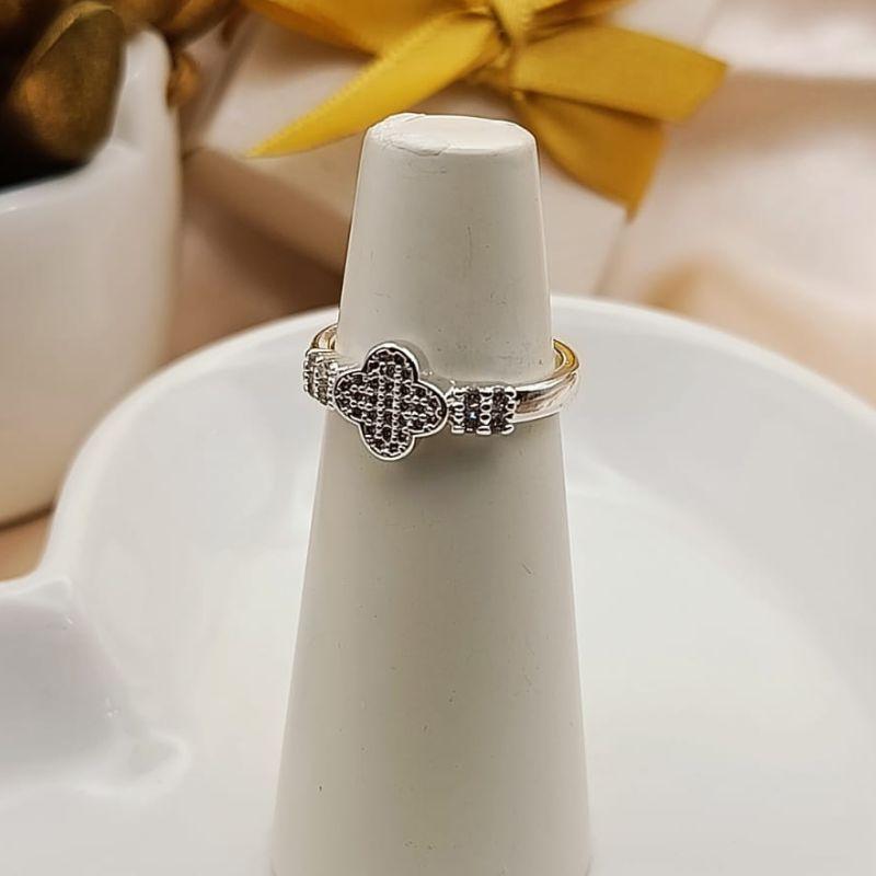 ANEL TREVO CRAVEJADO EM MICRO ZIRCONIA