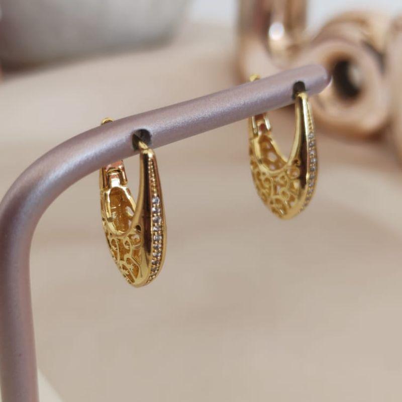 ARGOLA COM DETALHES NAS LATERAIS E CRAVEJADA EM MICRO ZIRCONIA NA FRENTE