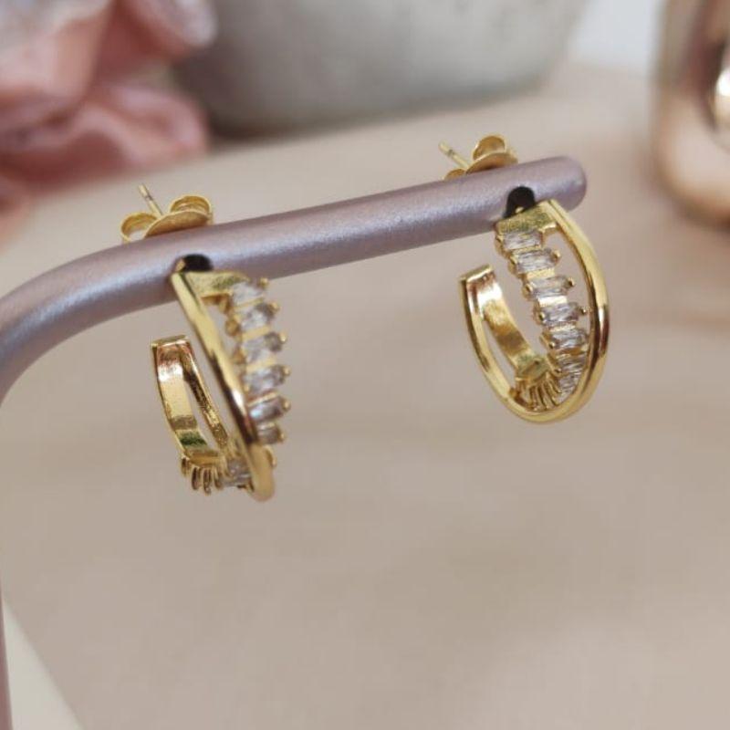 ARGOLA CRAVEJADO EM MICRO ZIRCONIA RETANGULAR COM FIO LISO