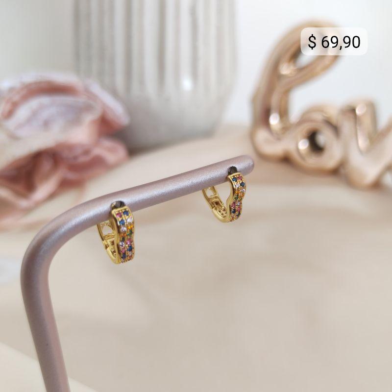 ARGOLA DE CORAÇÃO CRAVEJADA EM MICRO ZIRCONIA COLORIDAS 13MM