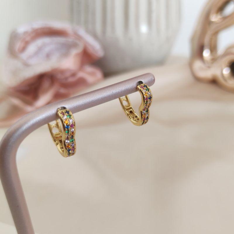 ARGOLA DE CORAÇÃO CRAVEJADA EM MICRO ZIRCONIA COLORIDAS 15MM