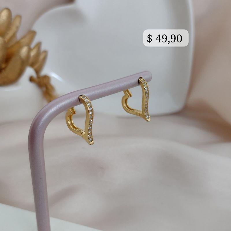 ARGOLA DE CORAÇÃO TORTO COM 1 FILA DE ZIRCONIA CRAVEJADO NA LATERAL