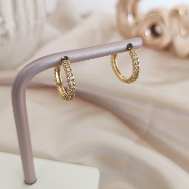 ARGOLA DETALHADA NAS LATERAIS COM 1 FILA DE ZIRCONIA G