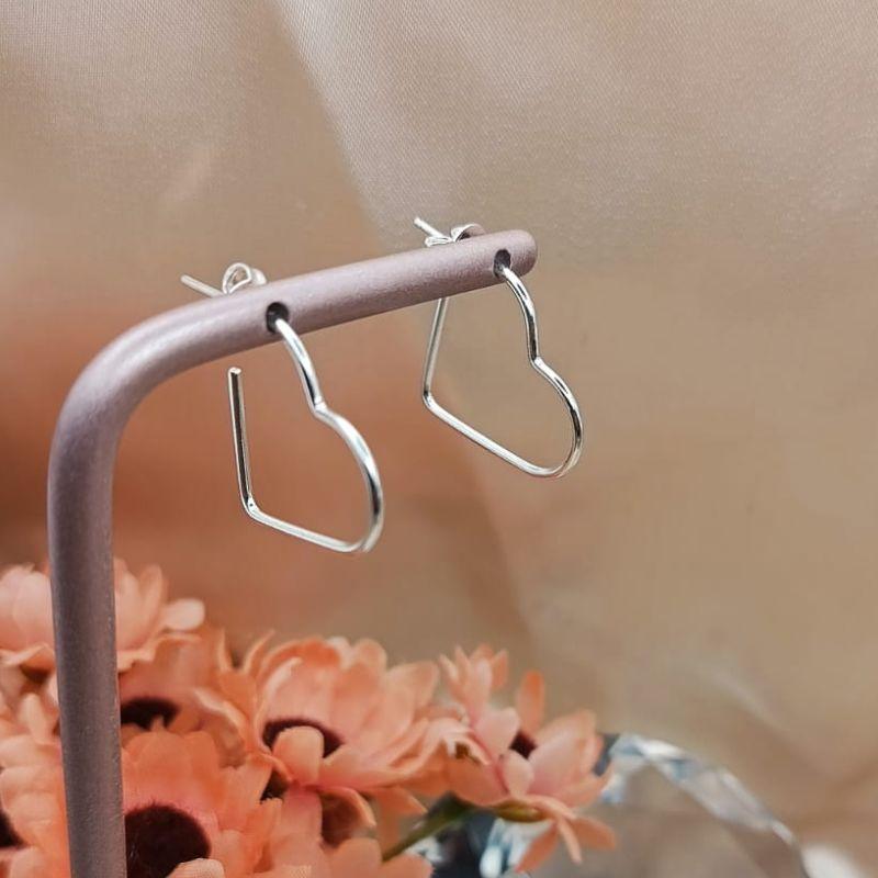 ARGOLA EM FORMA DE CORAÇÃO FINA