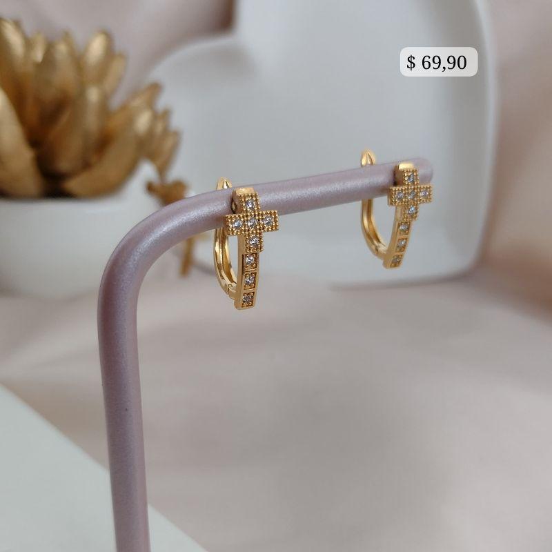 ARGOLA EM FORMA DE CRUZ CRAVEJADA EM MICRO ZIRCONIA