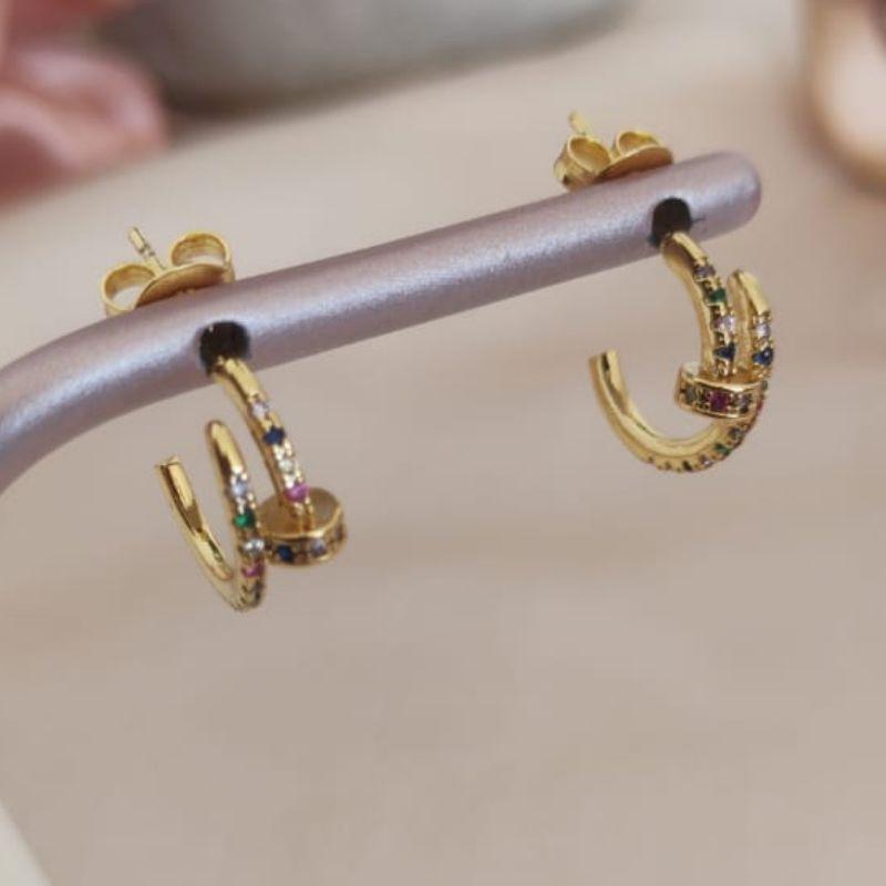 ARGOLA EM FORMA DE PREGO CRAVEJADO EM MICRO ZIRCONIA COLORIDAS