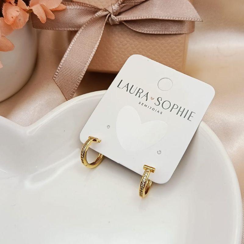 ARGOLA EM FORMA DE T COM 1 FILA CRAVEJADA EM MICRO ZIRCONIA