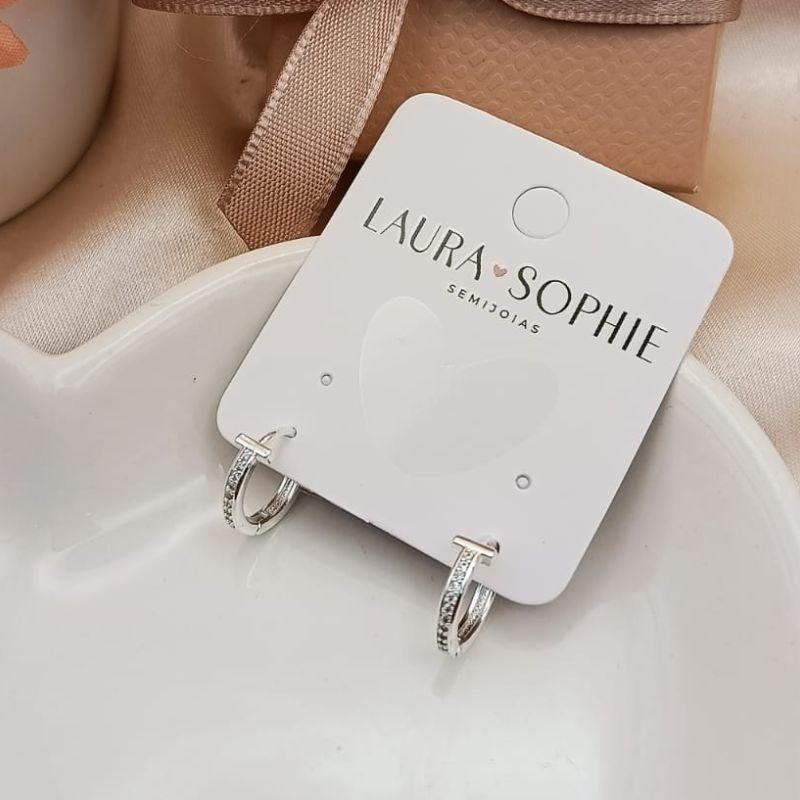 ARGOLA EM FORMA DE T COM 1 FILA CRAVEJADA EM MICRO ZIRCONIA