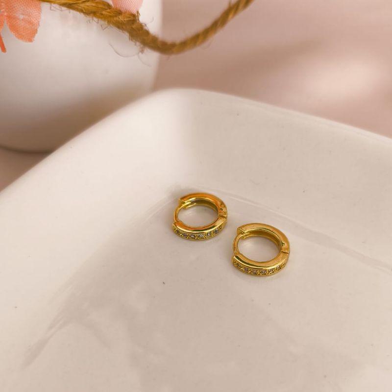 ARGOLA FINA COM 1 FILA CRAVEJADA EM MICRO ZIRCONIA