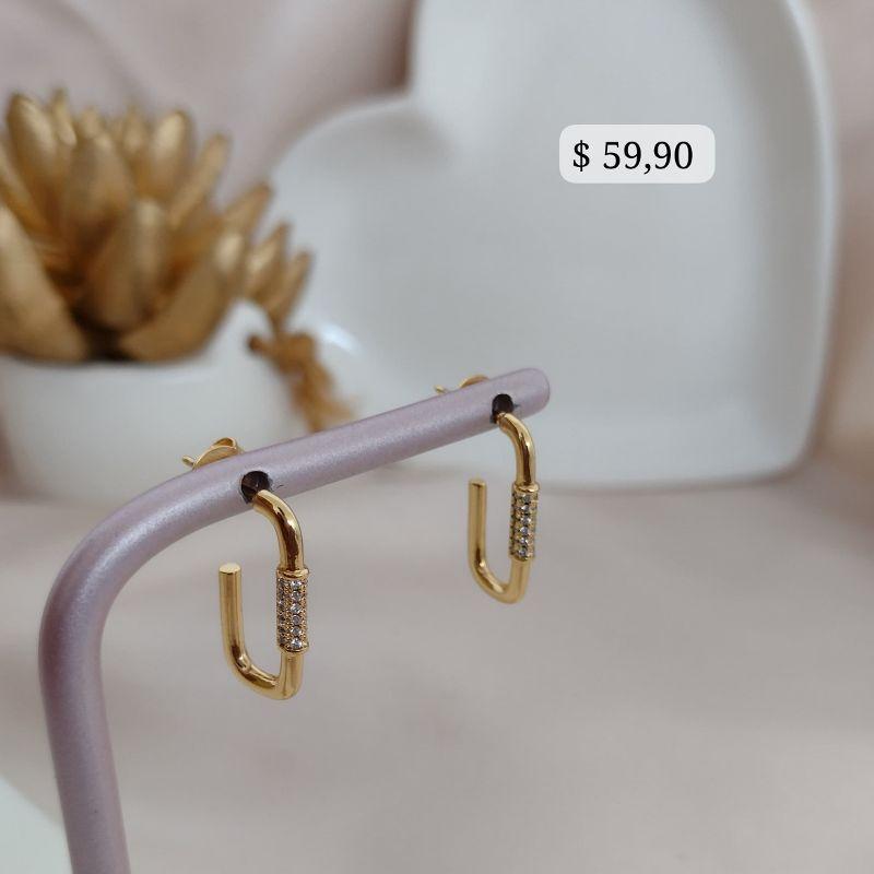 ARGOLA RETANGULAR EM FORMA TUBO CRAVEJADA EM MICRO ZIRCONIA NO MEIO