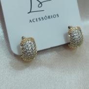 BRINCO ARGOLA 6 FILAS DE ZIRCONIA CON DETALHE VAZADO ATRAZ
