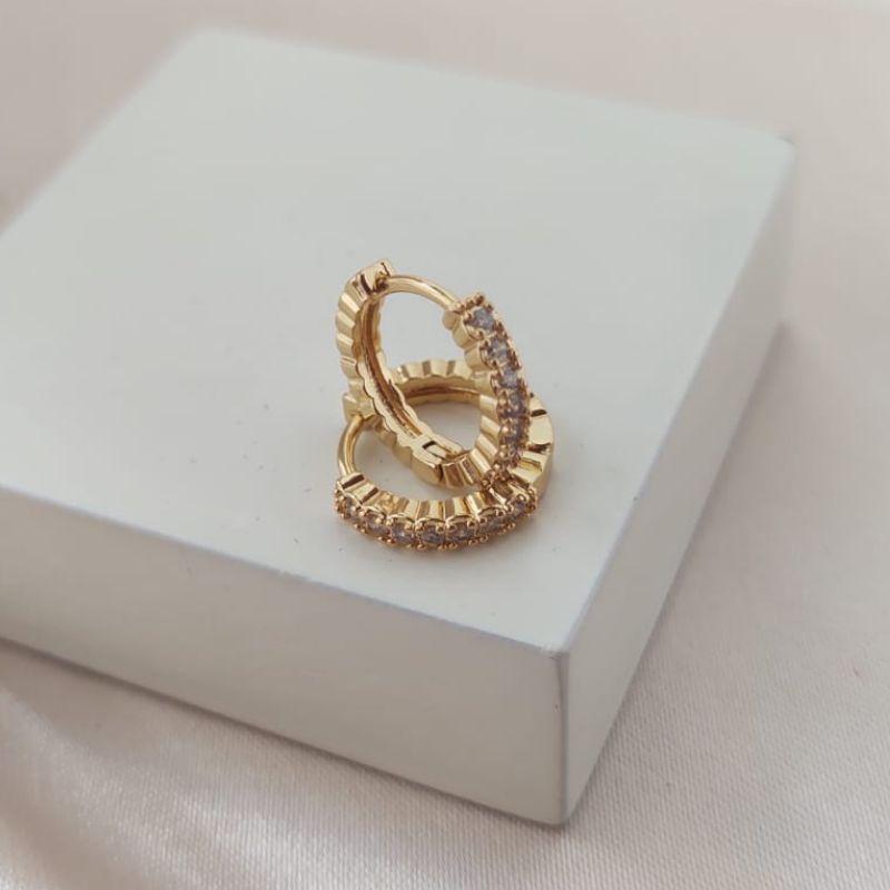 BRINCO ARGOLA COM 1 FILA DE ZIRCONIA COM DETALHES DE BASTÃO NAS LATERAIS