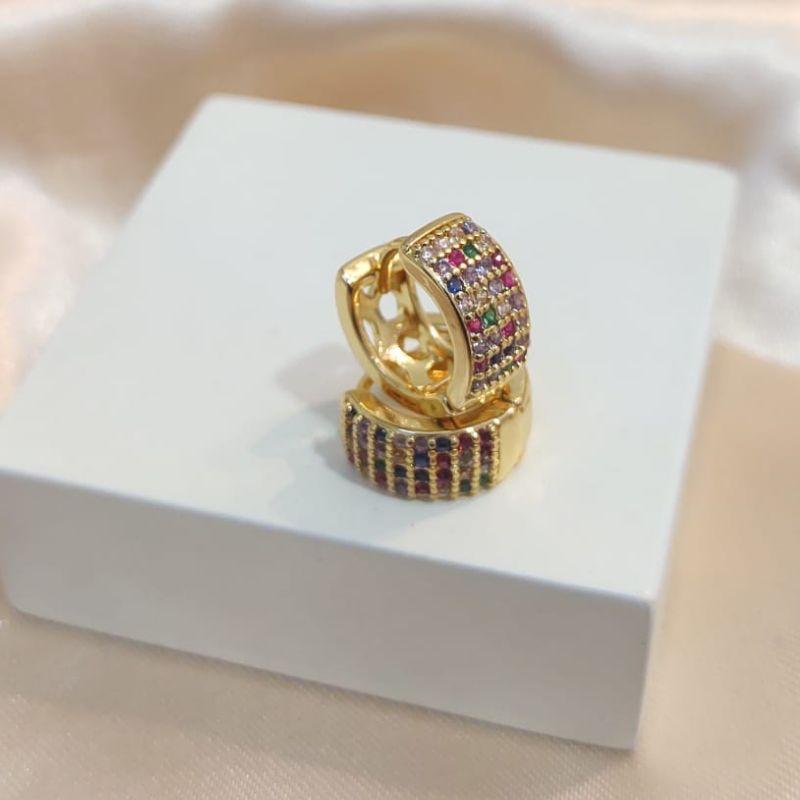 BRINCO ARGOLA COM 4 FILA DE ZIRCONIA COLORIDAS M