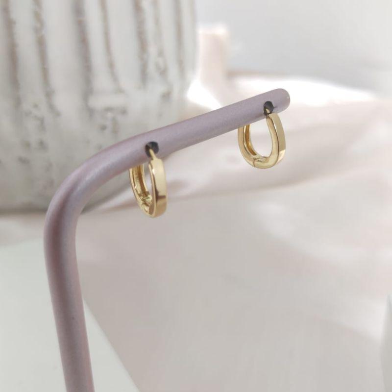 BRINCO ARGOLA COM FORMATO DE GOLA LISA