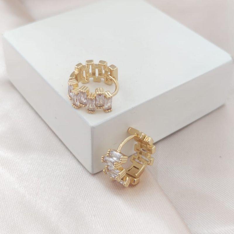 BRINCO ARGOLA COM PEDRAS DE ZIRCONIA RETANGULAR DESALINHADAS