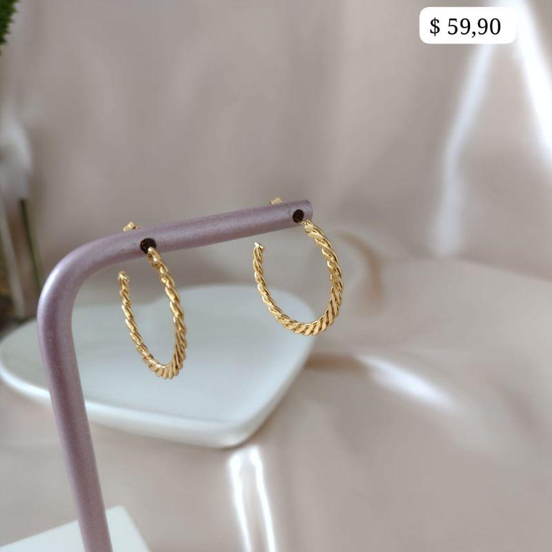 BRINCO ARGOLA CRATADA LISA LISTRAS LATERAIS 26MM