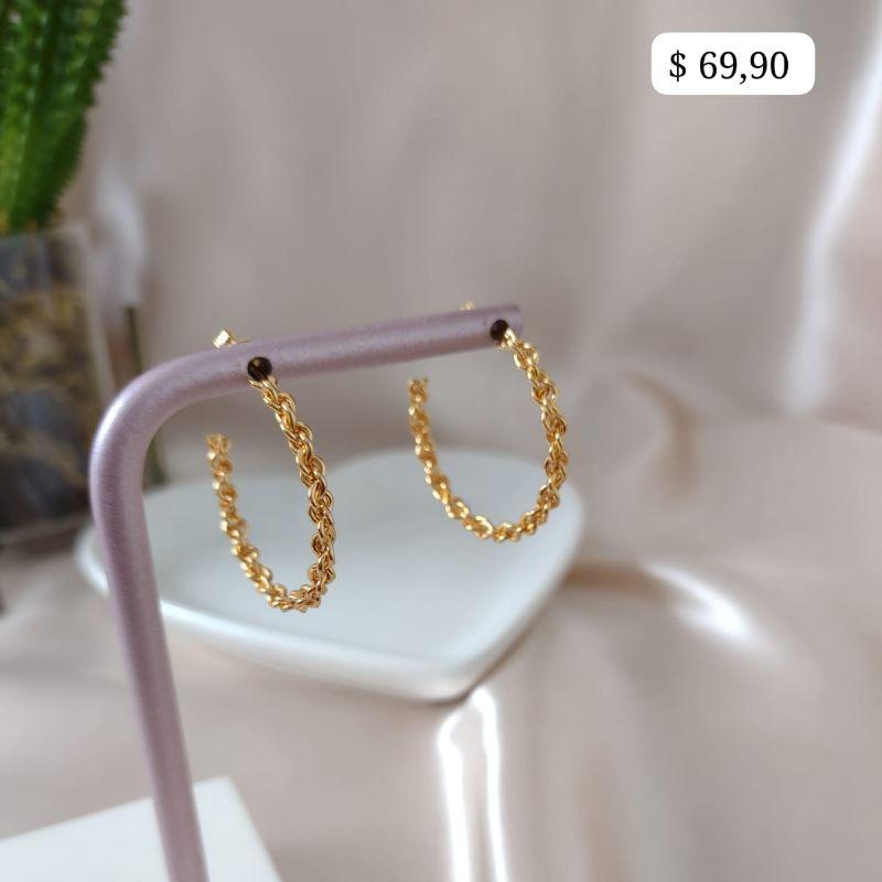 BRINCO ARGOLA FIOS ENTRELAÇADOS ARREDONDADO