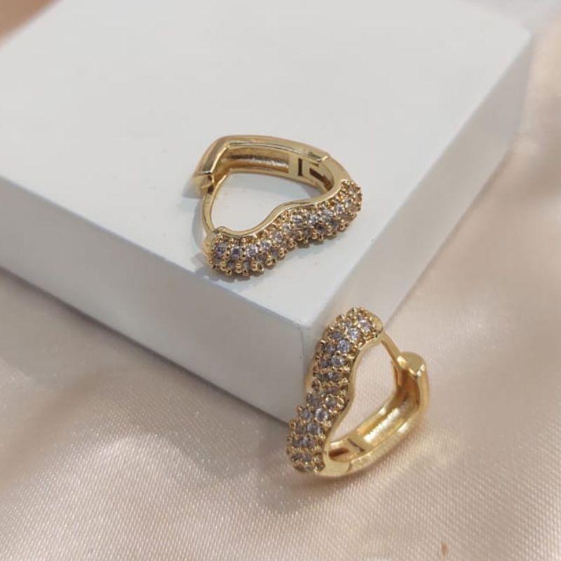 BRINCO ARGOLA FORMA DE CORAÇÃO COM 3 FILA DE ZIRCONIA G