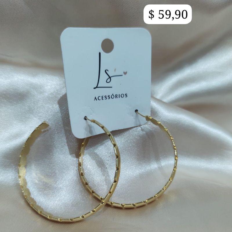 BRINCO ARGOLA LISA 45MM COM DETALHES PARTIDOS