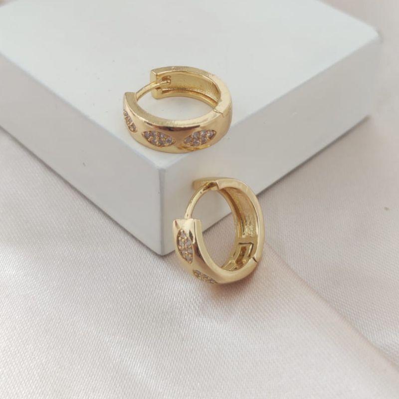 BRINCO ARGOLA LISA COM DETALHE OVEL DENTRO CRAVEJADA EM MICRO ZIRCONIA