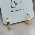 BRINCO ARGOLA LISA COM DETALHES LISTRADOS