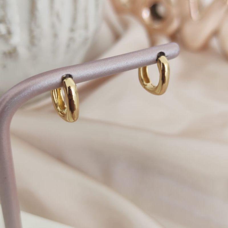 BRINCO ARGOLA QUADRADA LISA M