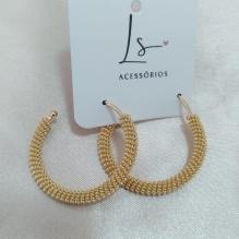 BRINCO ARGOLA TRANÇADA AO REDOR COM ARO POR DENTRO