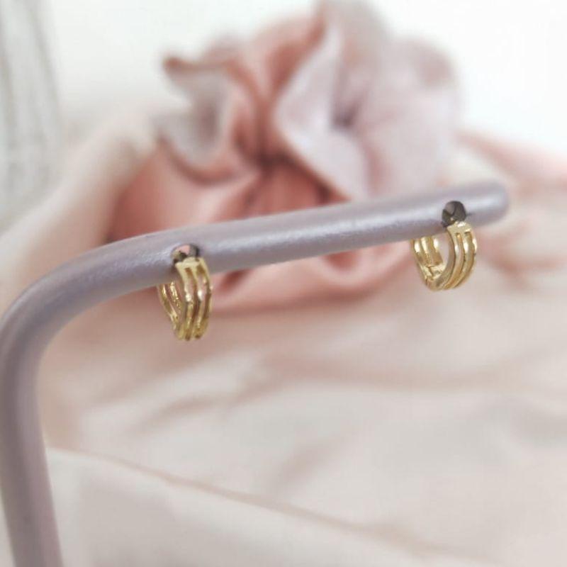 BRINCO ARGOLINHA VAZADA COM 3 FIOS