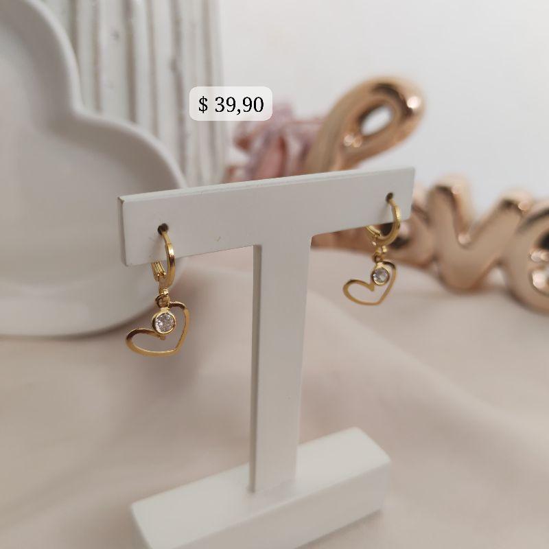 BRINCO ARTICULADOR COM CORAÇÃO VAZADO E PONTO DE LUZ DE ZIRCONIA