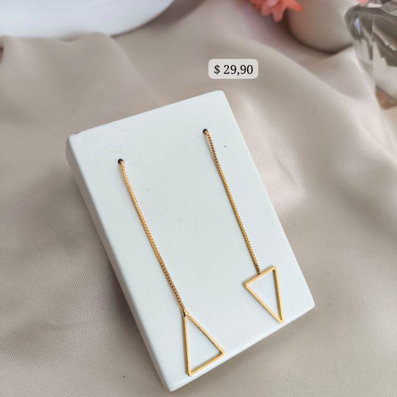 BRINCO COM CORRENTE VENEZIANA E TRIANGULO PENDURADO VAZADO