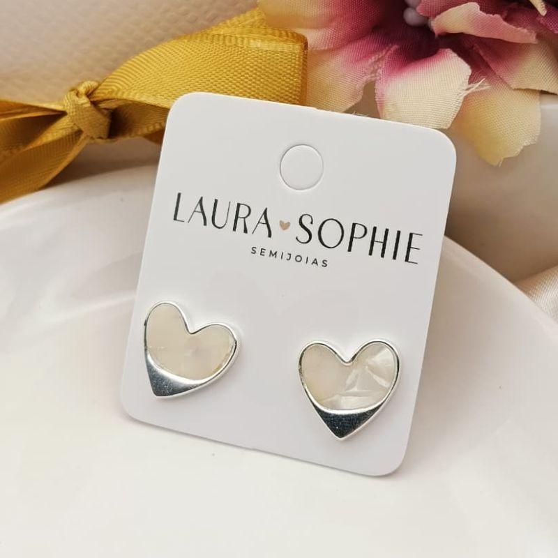 BRINCO CORAÇÃO COM PLACA RESINADA NO MEIO