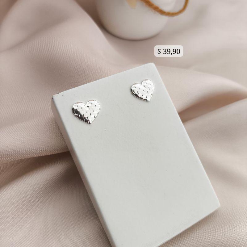 BRINCO CORAÇÃO COM TALHES 3D  B. A PRATA 925